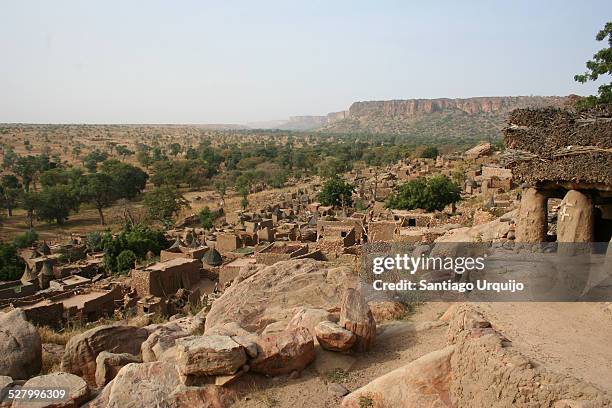 the village of tirelli along bandiagara escarpment - dogon bezirk stock-fotos und bilder