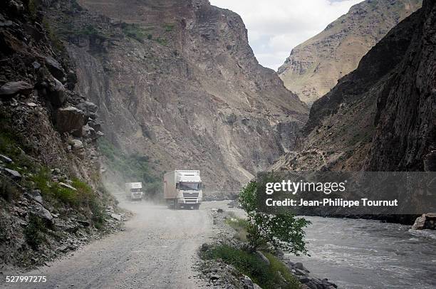 trucks on the pamir highway - silk road photos et images de collection