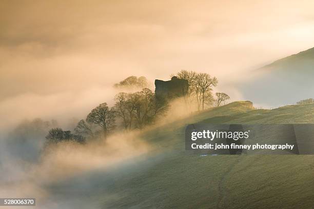 peveril castle, misty sunrise, castleton, english peak district. uk. europe. - buxton england stockfoto's en -beelden