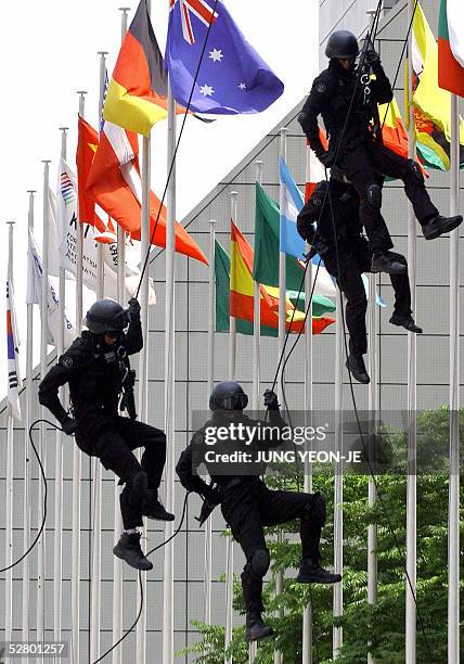 Members of a South Korean police SWAT team abseil down the Convention and Exhibition Center during an anti-terrorism exercise in Seoul, 12 May 2005....