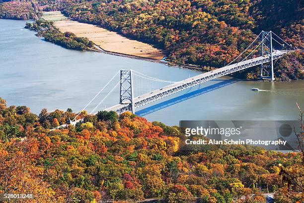 scenic landscape with bridge on hudson river at autumn, bear mountain, new york state, usa - bear mountain bridge fotografías e imágenes de stock