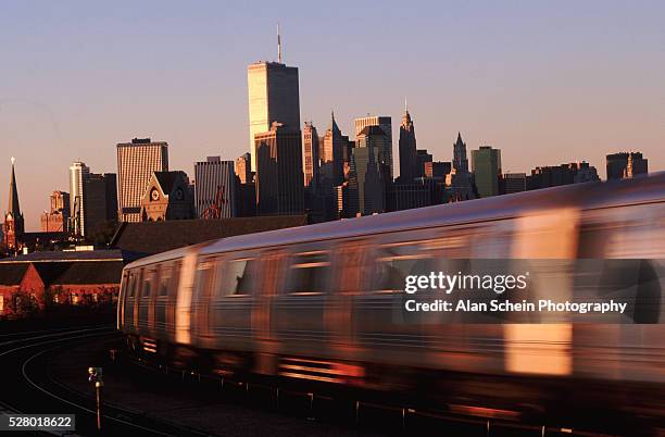 elevated subway train - new york city - 通勤電車 ストックフォトと画像
