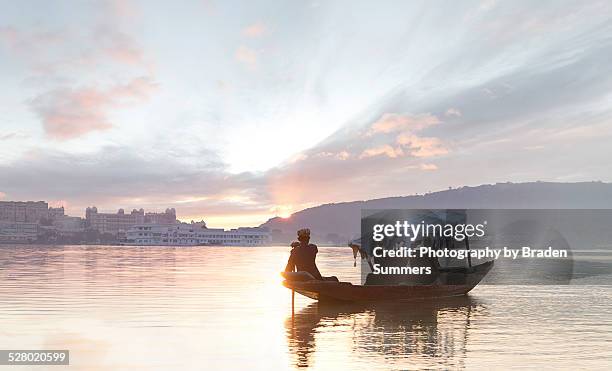 traditional indian boat on lake pichola. - shikara stockfoto's en -beelden