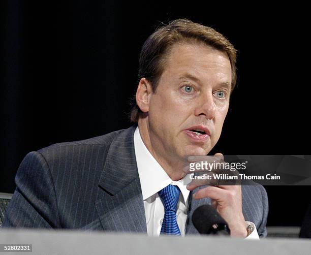 Bill Ford, Chairman of the Board and Chief Executive Officer of Ford Motor Company, speaks to shareholders during the Ford Motor Company 2005...