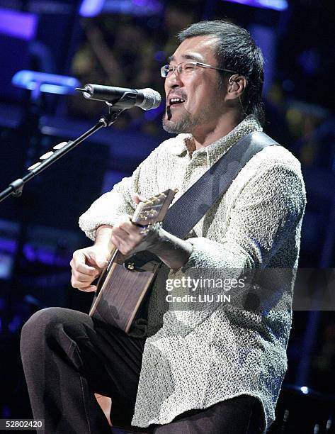 Taiwanese pop singer Jonathan Lee performs at the Emil Chau and Jonathan Lee joint concert in Shanghai Gymnasium, late 12 May 2005. The concert is...