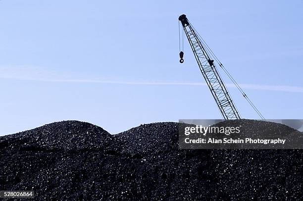 coal yard - carbon stock-fotos und bilder