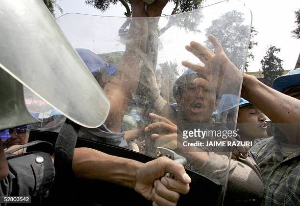 Obreros del sector de la construccion chocan con policias durante una protesta en las puertas del Ministerio de Trababjo en Lima el 12 de mayo de...