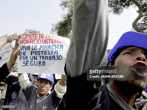 Obreros del sector de la construccion protestan ante las puertas del Ministerio de Trababjo en Lima el 12 de mayo de 2005 por medidas mas seguras en...