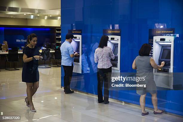 Bdo Customers Bdo Corporate Center Photos and Premium High Res Pictures - Getty Images