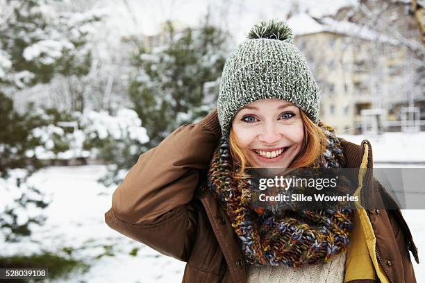 portrait of young woman in winter clothing - gorro de invierno fotografías e imágenes de stock