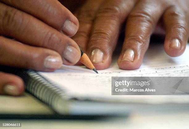 educando idosos - illiteracy stock pictures, royalty-free photos & images