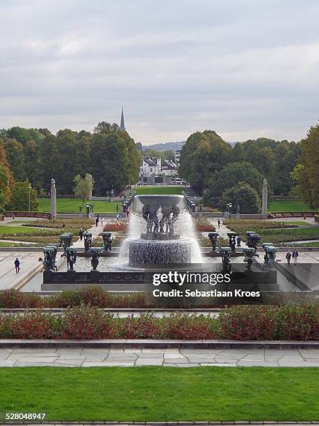 vigeland park fountain, oslo norway - vigeland sculpture park fotografías e imágenes de stock