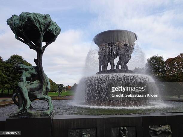 close up fountain vigelandparken, oslo, norway - vigeland sculpture park fotografías e imágenes de stock