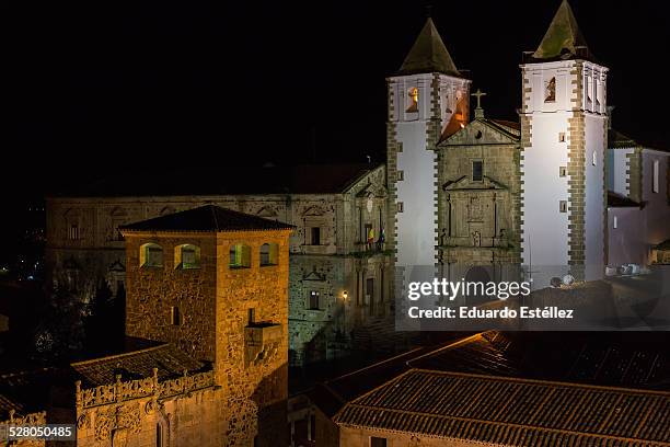 caceres a la noche - cáceres foto e immagini stock