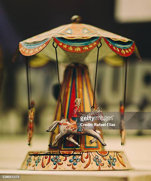 vintage miniature carousel - im kreis drehen stock-fotos und bilder