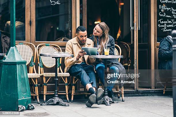 disfruta de su tiempo juntos - bistro paris fotografías e imágenes de stock