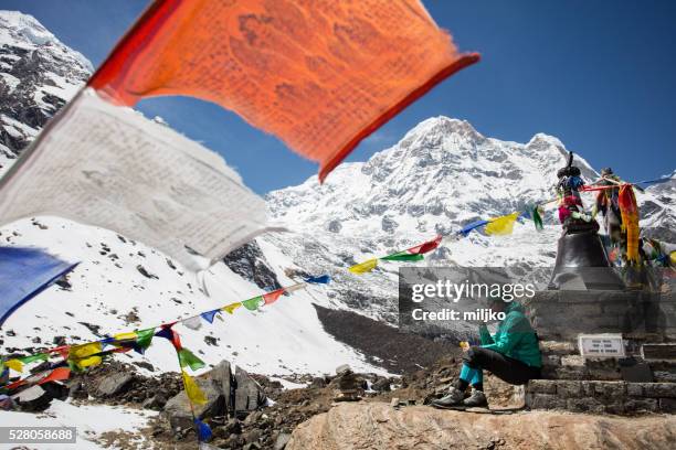 frau auf annapurna-basislager trekking - nepali flag stock-fotos und bilder