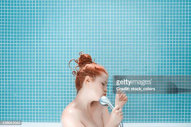 há uma forma de ter-se no interior banheira - woman shower bath imagens e fotografias de stock
