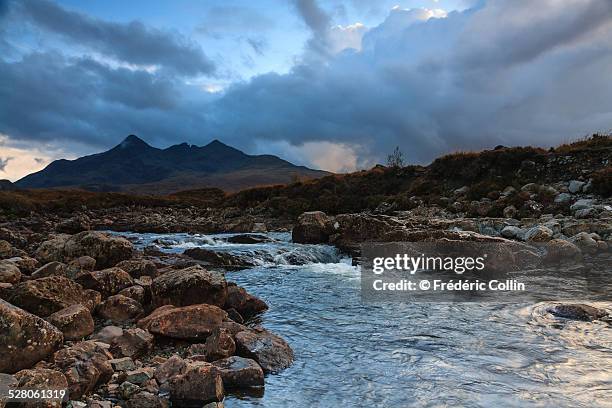 cuillins and river flowing, at sunset - glen sligachan 個照片及圖片檔