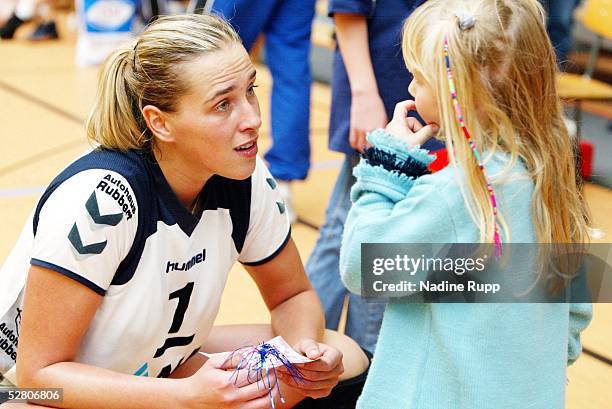 Bundesliga 03/04, Hamburg; TVF Phoenix Hamburg - Berlin BVC 68 3:1; Christina BENECKE mit einem kleinen Fan/Fischbek