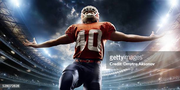 se celebran jugador de fútbol americano - futbol americano fotografías e imágenes de stock