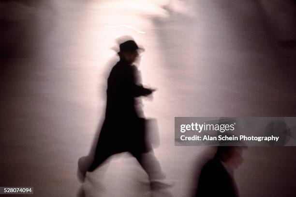 timeless commuter - trenchcoat stockfoto's en -beelden