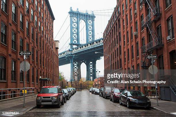 manhattan bridge and dumbo brooklyn, warehouses - dumbo new york fotografías e imágenes de stock
