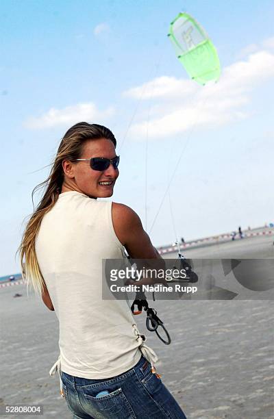 Kitesurf Trophy 2003, St. Peter Ording; Feature; Kristin BOESE demonstriert den Kite am Strand