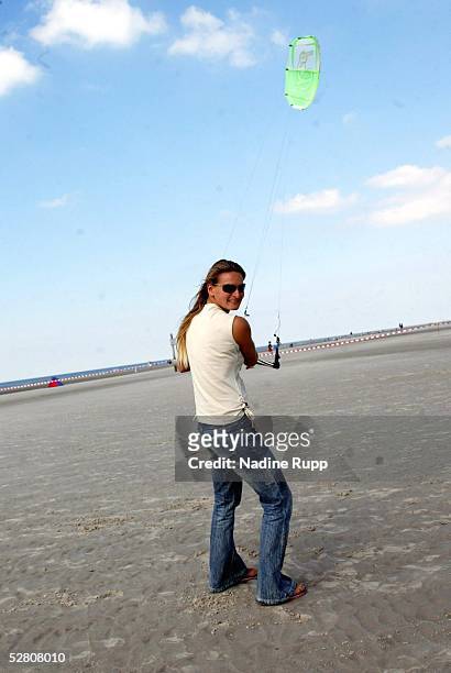 Kitesurf Trophy 2003, St. Peter Ording; feature; Kristin BOESE demonstriert den Kite am Strand