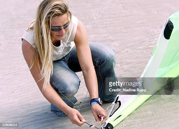 Kitesurf Trophy 2003, St. Peter Ording; Feature; Kristin BOESE beim Aufbauen des Kites
