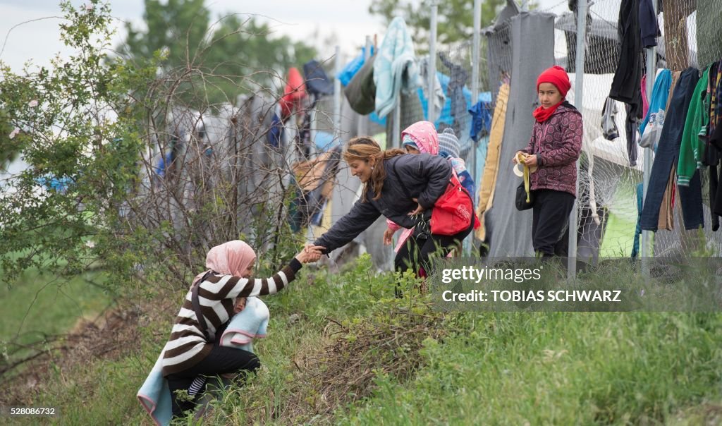 TOPSHOT-GREECE-MACEDONIA-EUROPE-MIGRANTS