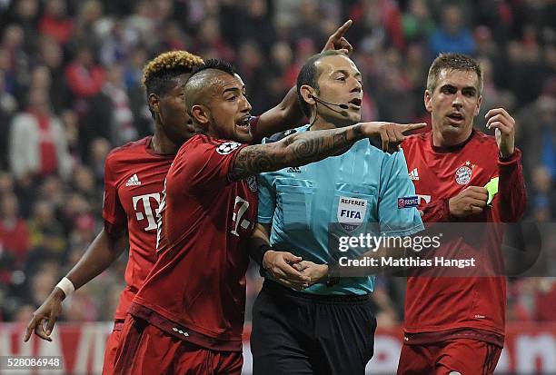 David Alaba , Arturo Vidal of Bayern Munich and Philipp Lahm of Munich react as referee Cuneyt Cakir awards Atletico Madrid a penalty kick during the...