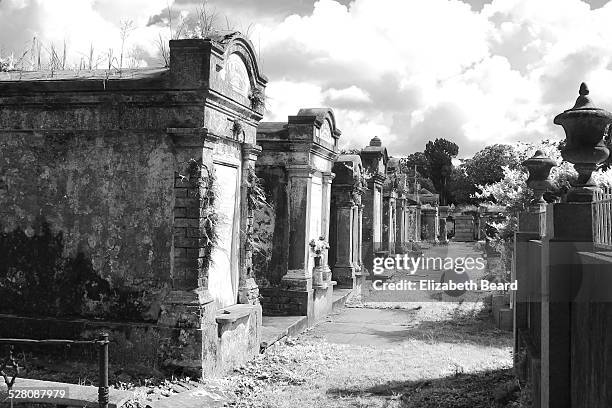 lafayette cemetery no. 1, new orleans - mausoleum stock-fotos und bilder