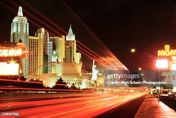 las vegas at night - strip photos et images de collection