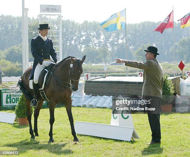 Deutsches Derby 2003 Hamburg Horn; Dressur/Vielseitigkeitspruefung; Rudolf ISLER/GER auf'Emma Jane II '; Richter muss dem Reiter mitten in der...