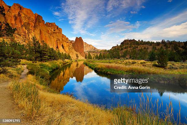 cliffs reflected in river at smith rock state park - smith rock state park stockfoto's en -beelden