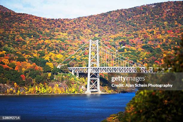 bear mountain bridge and fall color in hudson river valley - bear mountain bridge stock pictures, royalty-free photos & images
