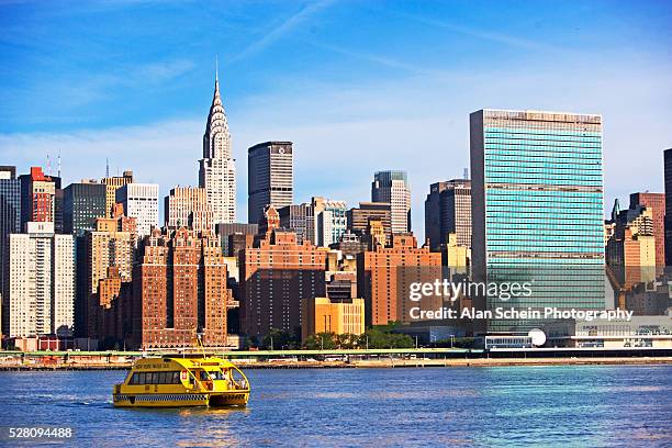 water taxi on the east river - 水上タクシー ストックフォトと画像