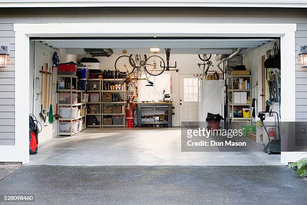 garage - autobergplaats stockfoto's en -beelden