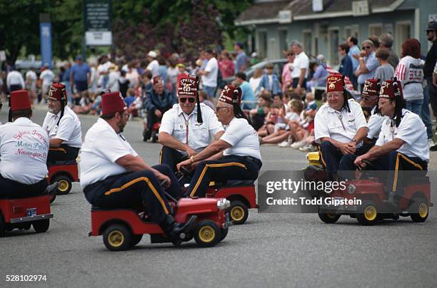 shriners riding in miniature cars in parade - 20th century model car stock pictures, royalty-free photos & images