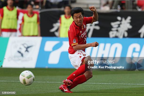 Kensuke Nagai of Nagoya Grampus in action during the J.League match between Nagoya Grampus and Yokohama F.Marinos at the Toyota Stadium on May 4,...