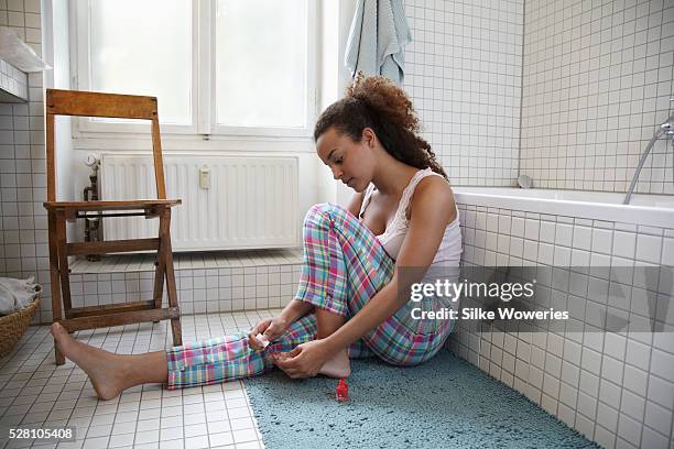 young woman doing pedicure - teen girls toes fotografías e imágenes de stock