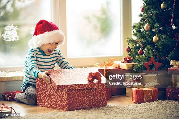 surpreendido rapaz abrir a prenda de natal - boy gift imagens e fotografias de stock