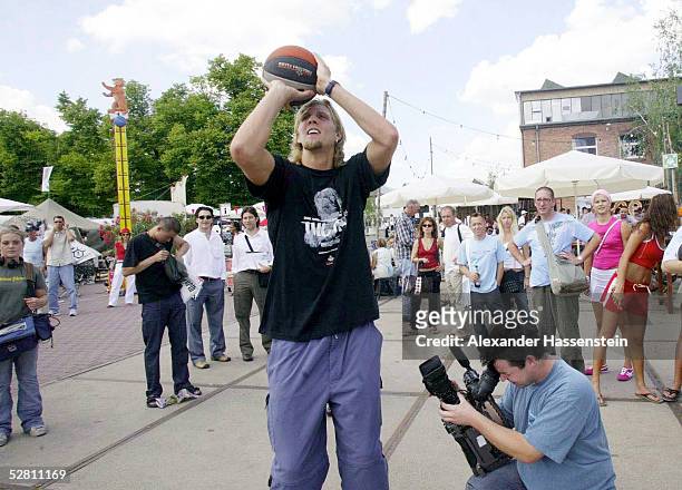 Basketball: Nike Fotoshooting 2003, Berlin 19.07.03, Personenfeature, Dirk NOWITZKI zu Besuch bei "BREAD AND BUTTER"