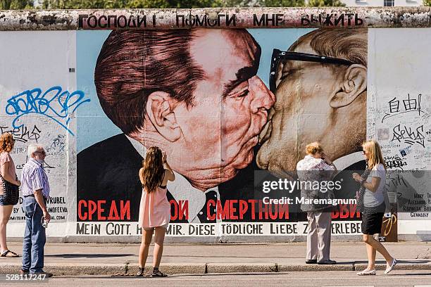 berlin wall east side gallery, murales - the berlin wall stock-fotos und bilder