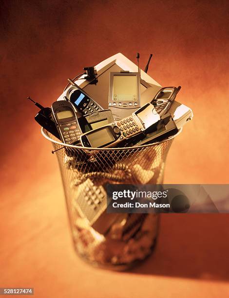 technology in the garbage - elektronisch afval stockfoto's en -beelden