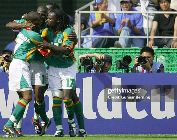 In JAPAN und KOREA, Oita; MATCH 51/ACHTELFINALE/SCHWEDEN 2 n.V. + Golden Goal; 1:1 TOR JUBEL SEN - Torschuetze Henri CAMARA