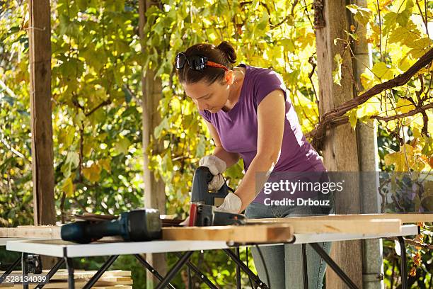 diy - woman doing carpentry works at terrace - 線鋸 個照片及圖片檔