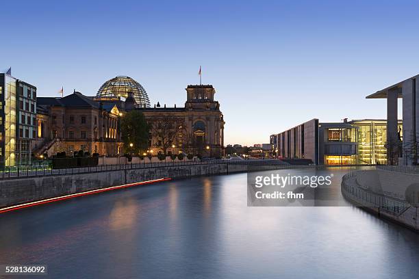 german parliament building (reichstag building) berlin, spree river and blue hour - rio spree imagens e fotografias de stock