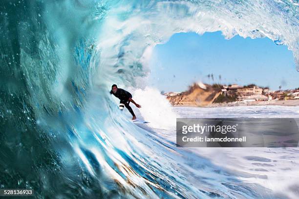 surfer in einem holzfass - aushöhlung stock-fotos und bilder